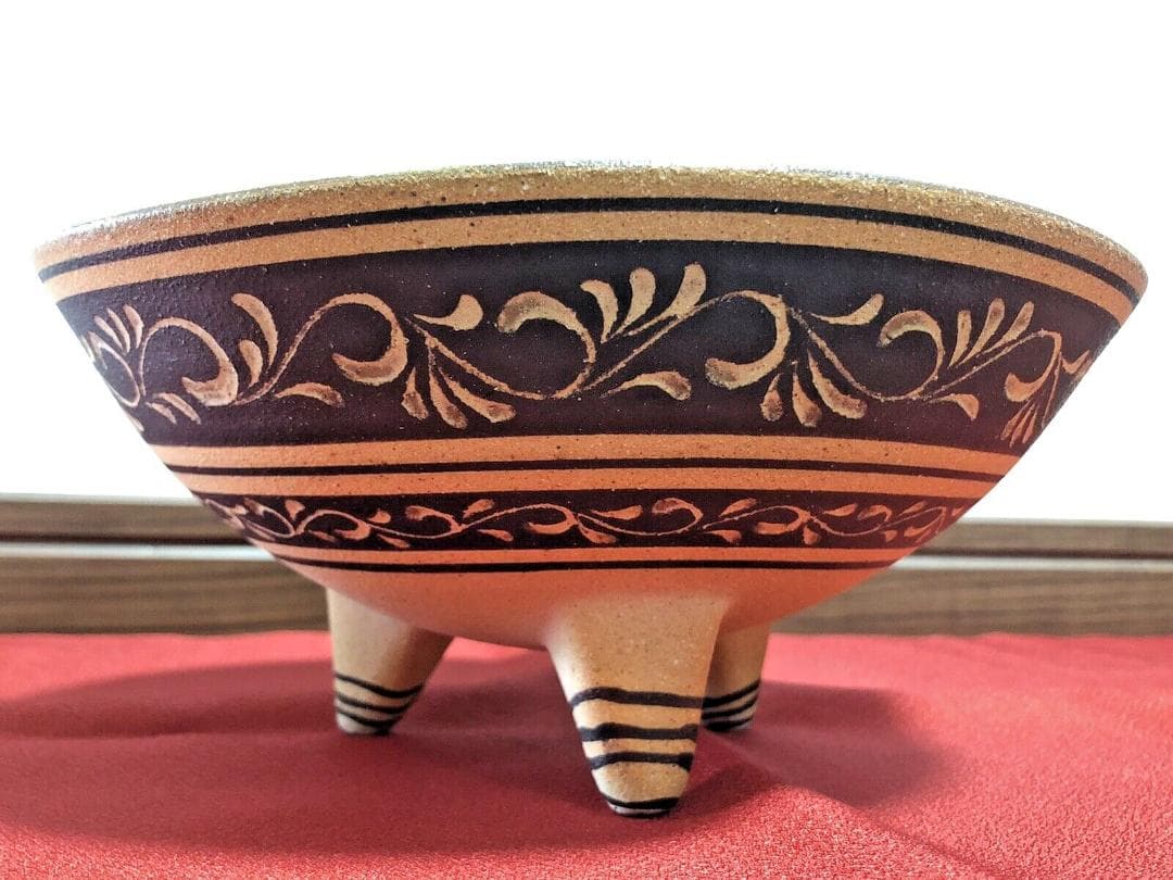 やちむん陶器ボウル 足付き　植物唐草モチーフ　沖縄　伝統工芸品　お皿食器　焼物