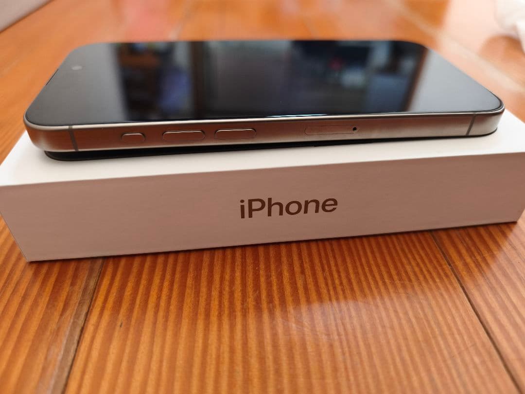 Apple iPhone 15 Pro 本体　おまけ付き