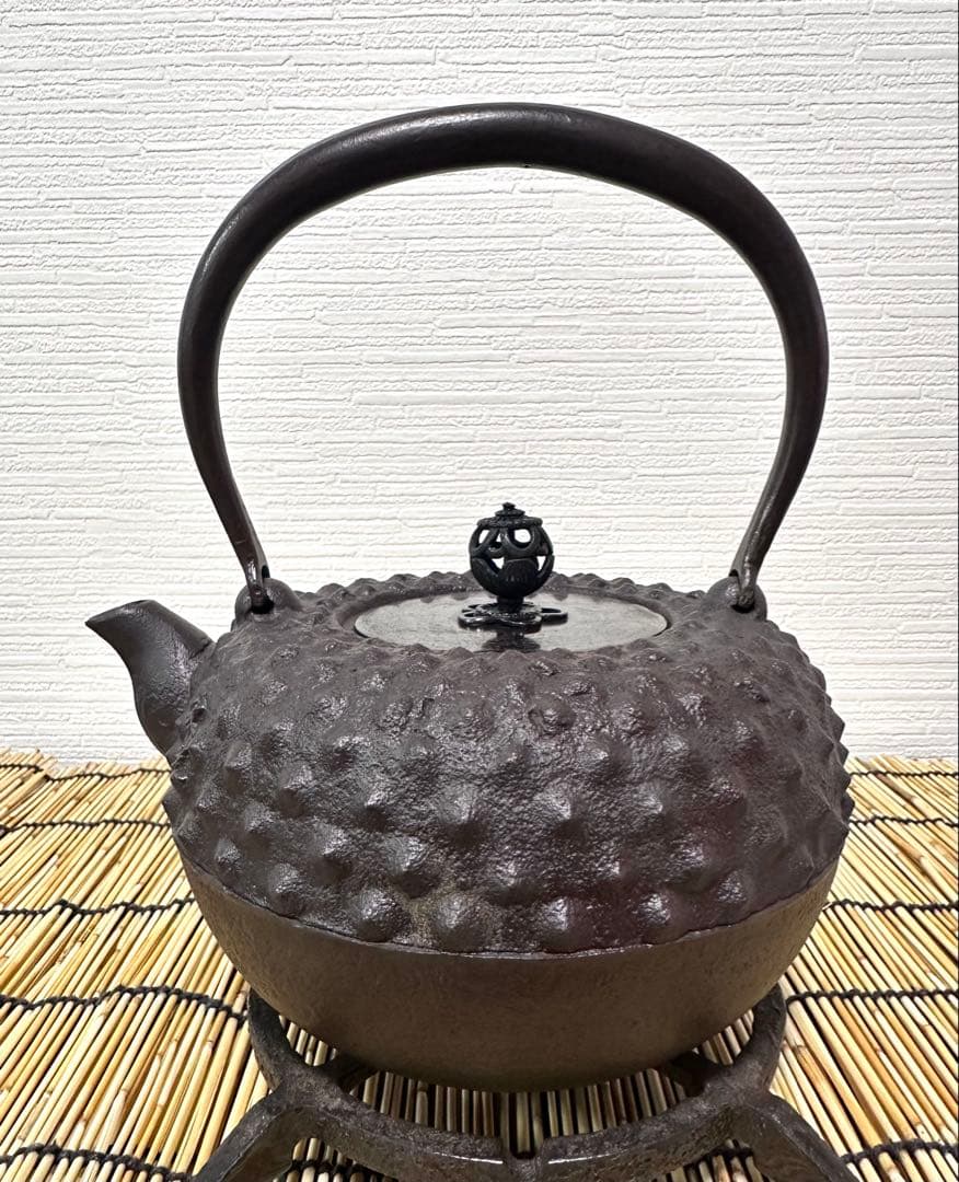 未使用、山形水沢 伝統工芸士 菊池 政光作 大アラレ 飾銅蓋 南部鉄瓶　南部鉄器