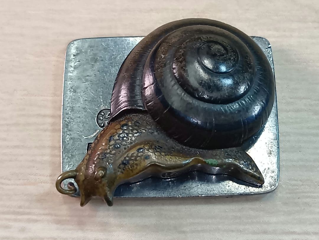 煙草入れ／前金具／蝸牛／在銘あり