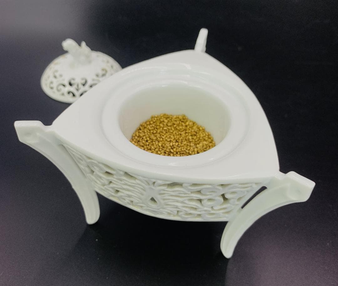 白磁 透かし彫 香炉　一壺造　三足・獅子摘み　共箱　H12.5×W13.5cm