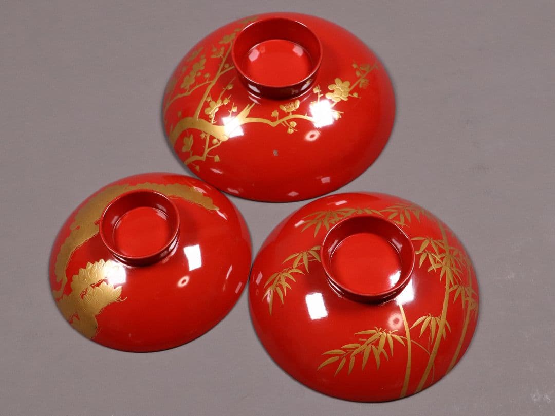 時代木製漆器 宝尽くし 朱塗三ッ組杯 鶴亀松竹梅 黒高台 金蒔絵 MA342