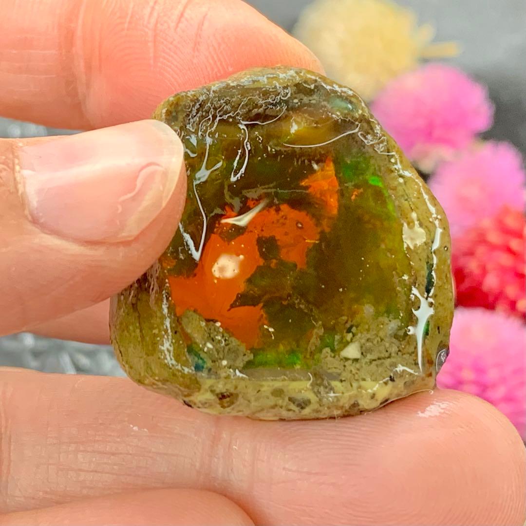 オパール原石66ct形も遊色もいい感じ！ハイクラス美遊色