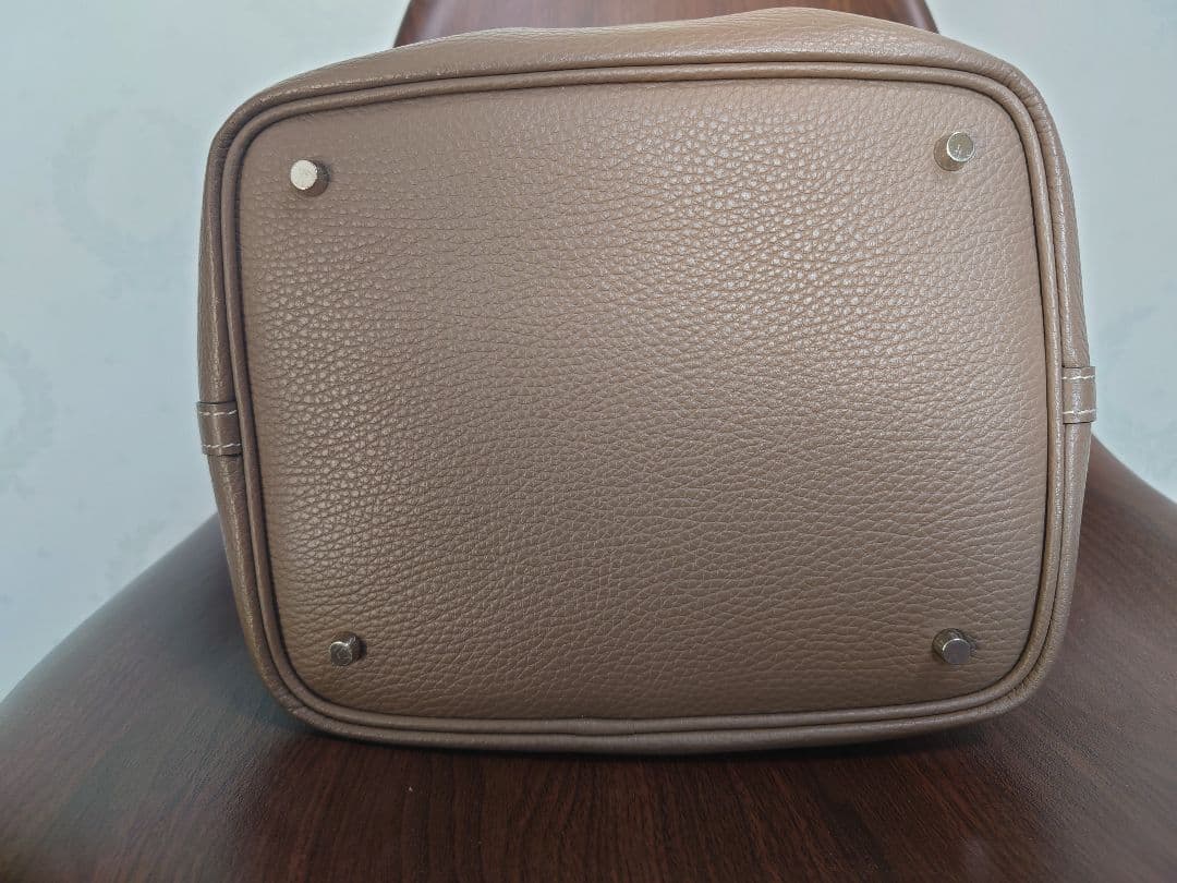 本皮キューブハンドバック（エルメスのカデナ付）