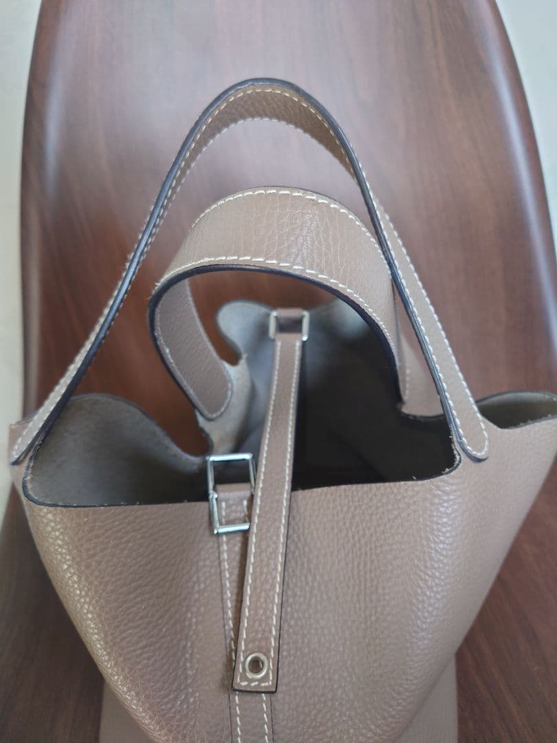 本皮キューブハンドバック（エルメスのカデナ付）