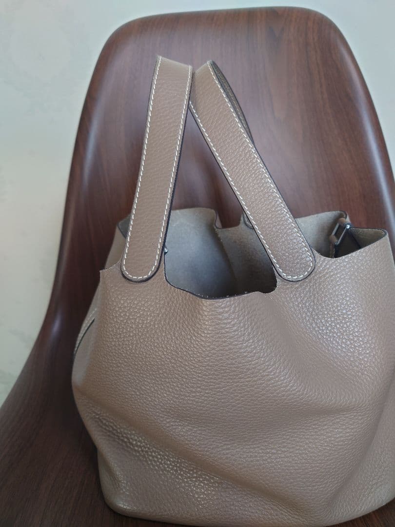 本皮キューブハンドバック（エルメスのカデナ付）