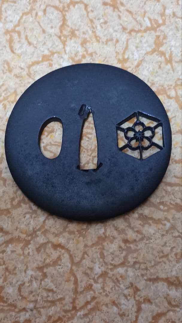 時代物　鉄地　透かし鍔　梅透かし　刀装具