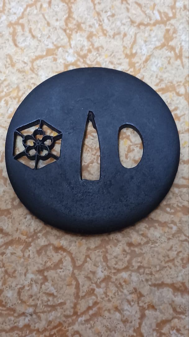 時代物　鉄地　透かし鍔　梅透かし　刀装具