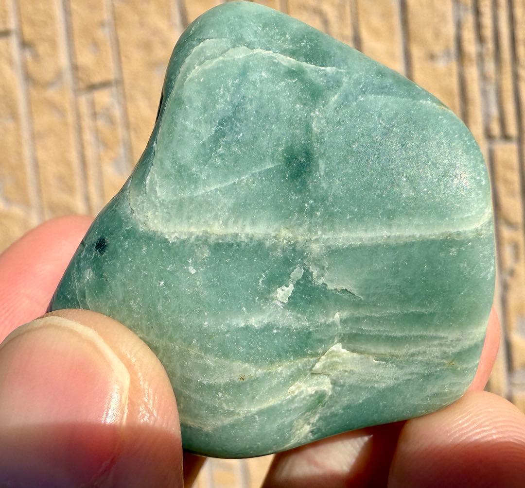 新潟県糸魚川市市振海岸産青緑色ヒスイ輝石岩　海石