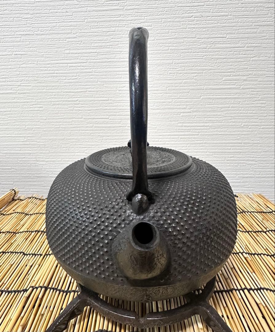 未使用品、供箱、栞付　南部秀山堂　佐藤 勝弘作　１５型アラレ　鉄瓶　南部鉄瓶