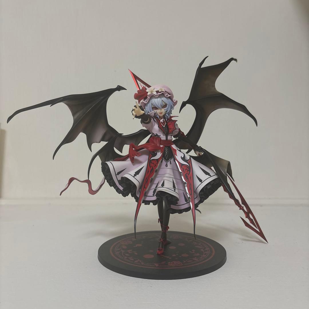 翼付きフィギュア 赤黒白　レミリアスカーレット