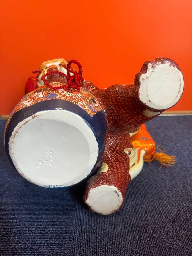 2017  九谷焼 太吉　玉乗り獅子 狛犬 置物 縁起物　金彩座布団付き