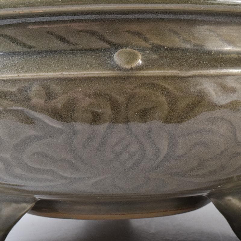 中国　龍泉窯　青磁　花文　三つ足大香炉　M　R8769