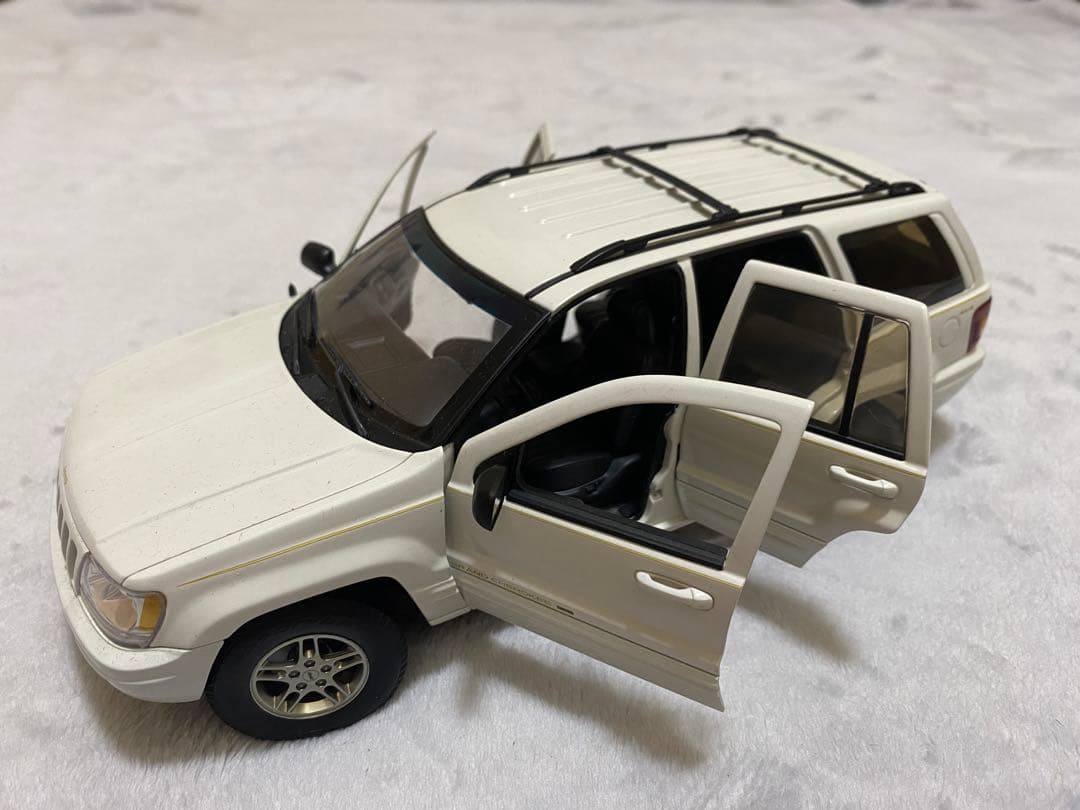 ミニカー AUTOart Jeep Grand Cherokee 1/18