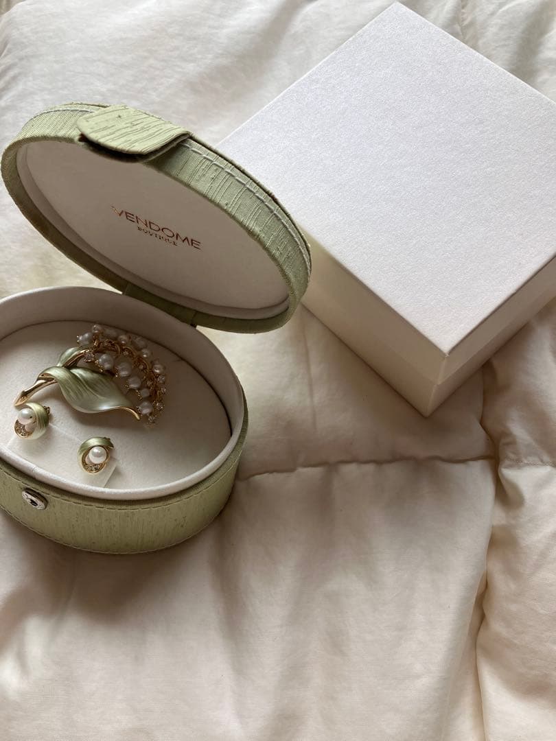 VENDOME スズランブローチ・イヤリングセット　刺繍ジュエリーBOX付き