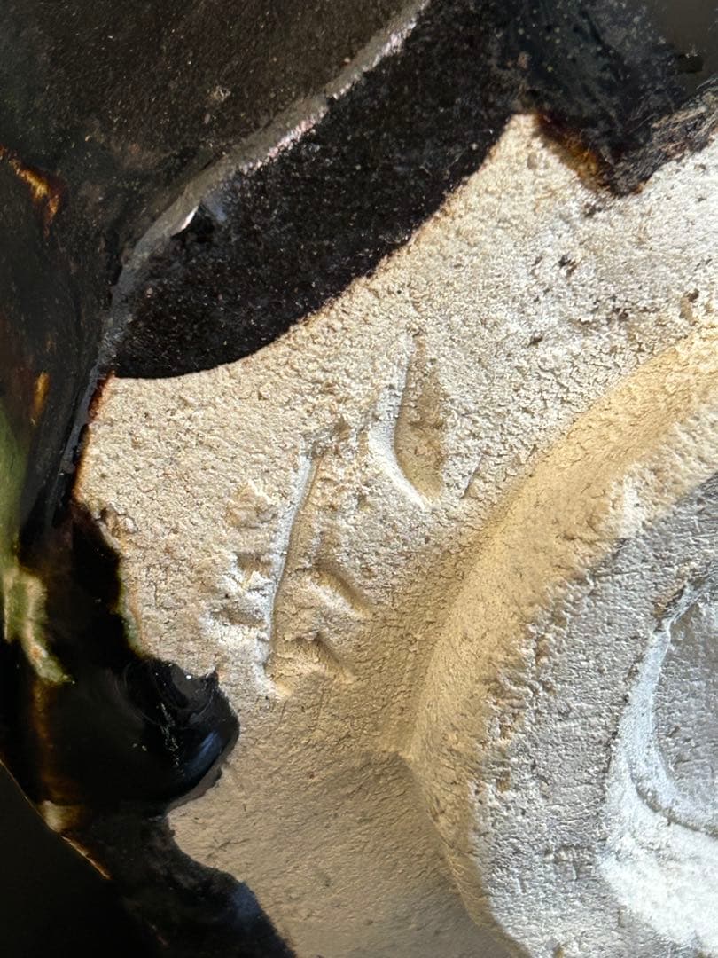 至高の究極の美◾️蔵から美しい形状と深みのある茶色と緑色の釉薬の抹茶茶碗が出てきた