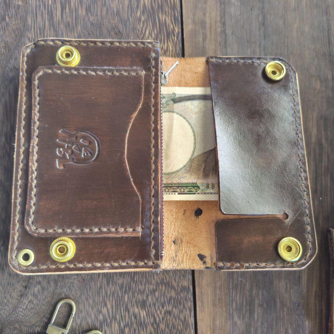 ミドルサイズ トラッカーウォレット 茶色×バラのカービング