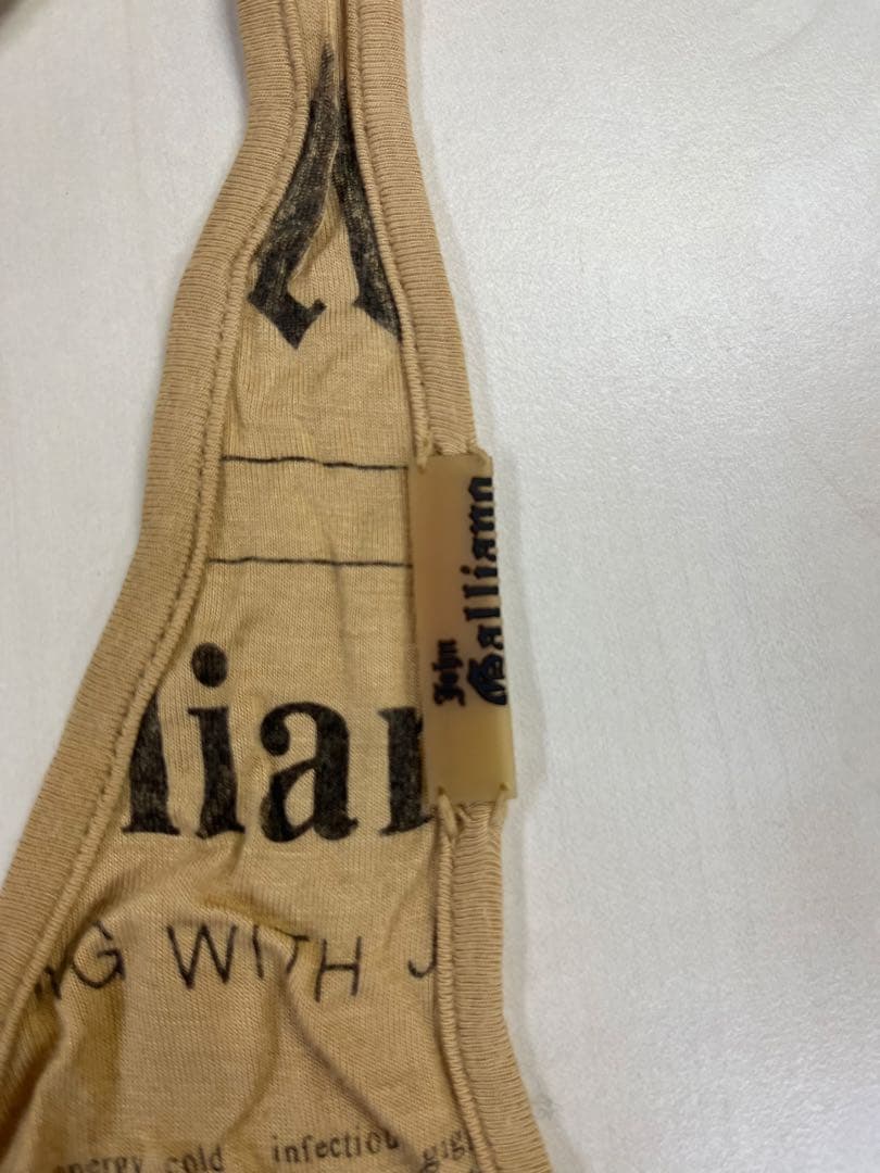 ジョンガリアーノオム　ニューペーパー柄タンクトップ（ベージュ色）