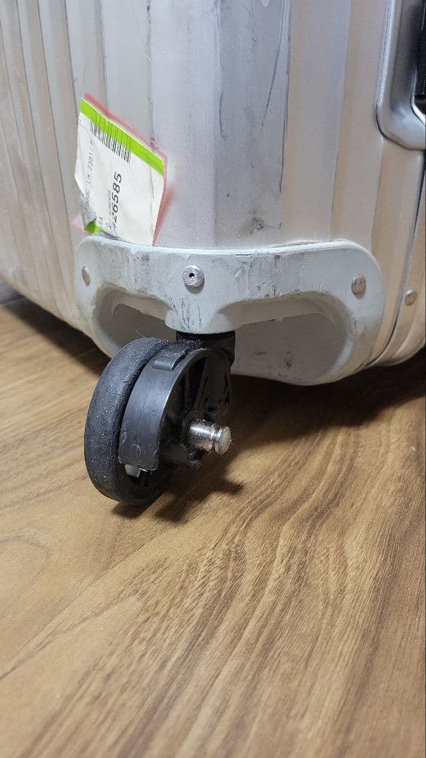 RIMOWA シルバー キャリーケース 内装青 ホイール損傷あり