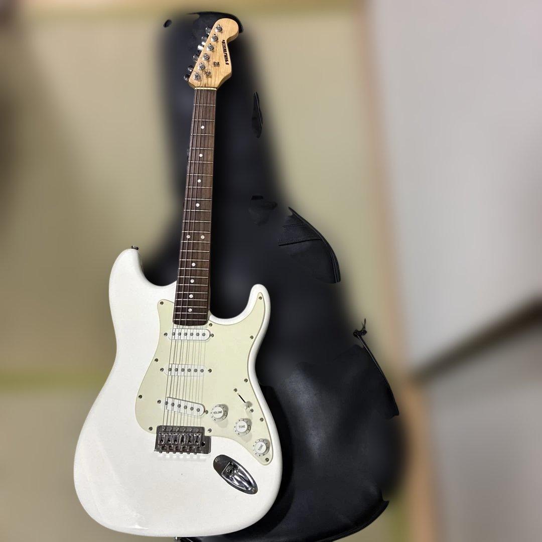 playtechホワイトエレキギター　美品　ケース付き