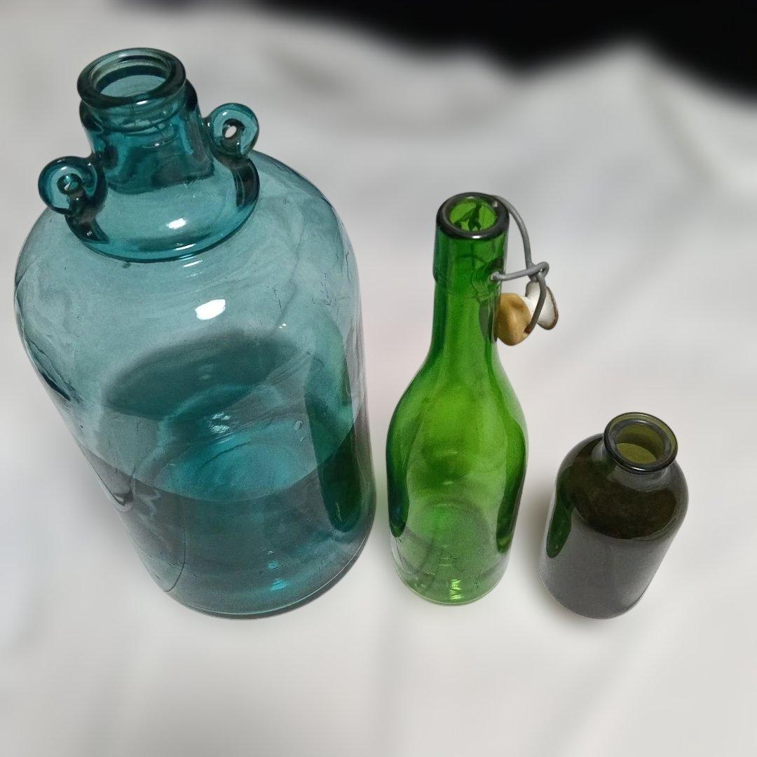 140..ガラス瓶セット 青・緑・黒 3種類 いずれの古瓶は絵画のモチーフ使用