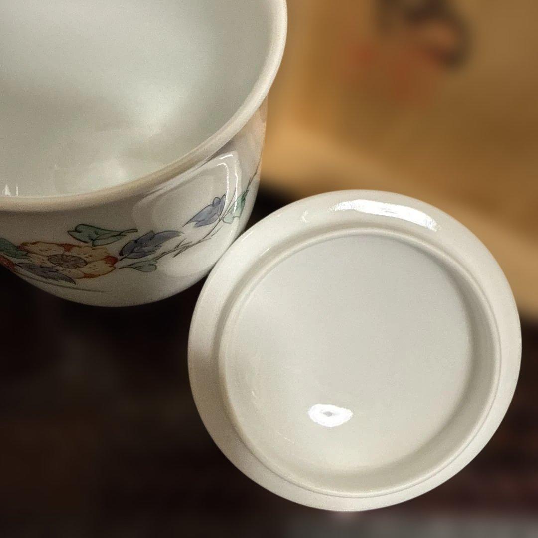 十三代　酒井田柿右衛門　花文湯呑一対(茶碗、和食器、蓋付きです。