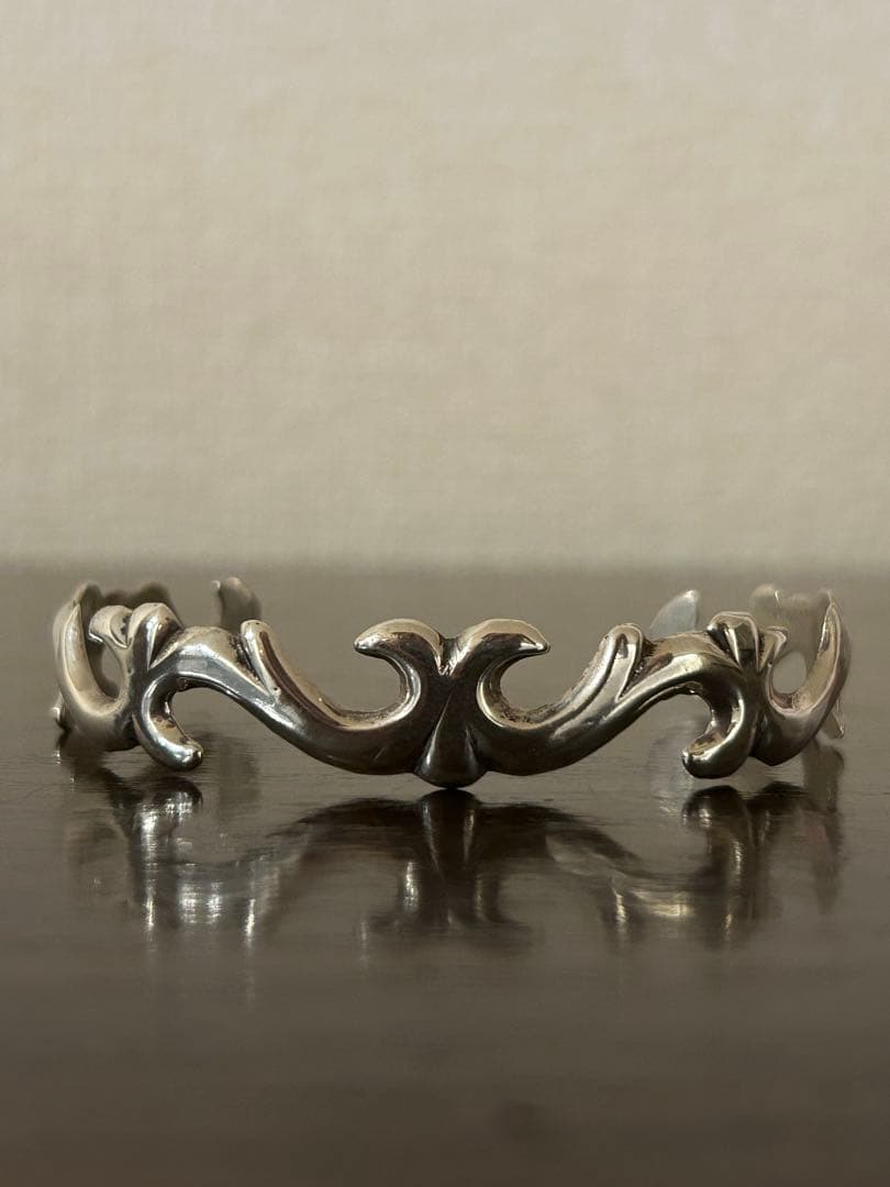 アクセサリー Vintage Navajo Sand Cast Bangle starring