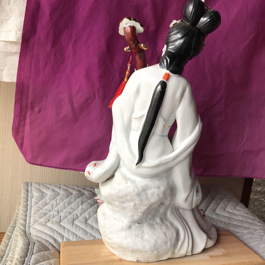 琵琶を弾く麗人