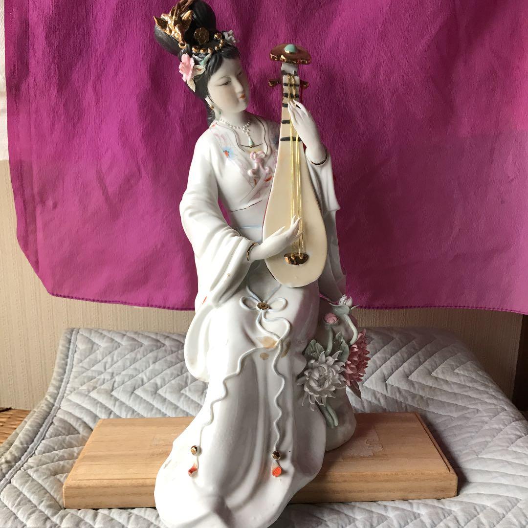 琵琶を弾く麗人