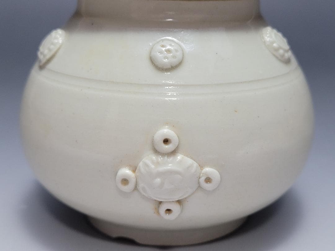純白磁 陽刻 神獣面 花文 装飾 蓋壺 宋元時代 高さ約8.7cm