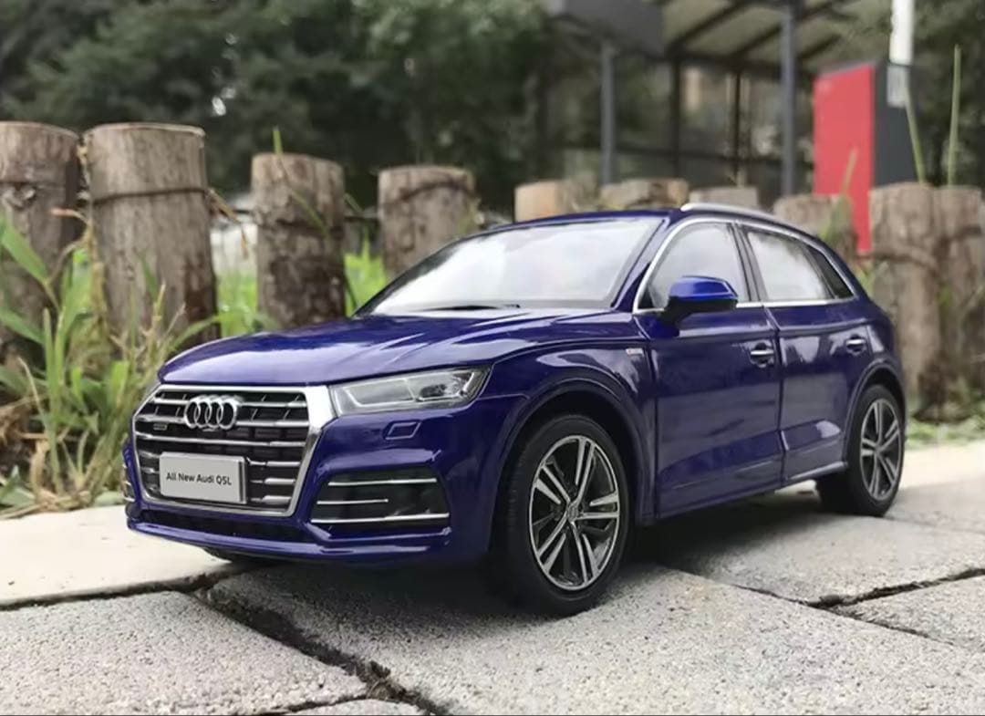 Audi Q5L 1/18スケールモデルミニカー