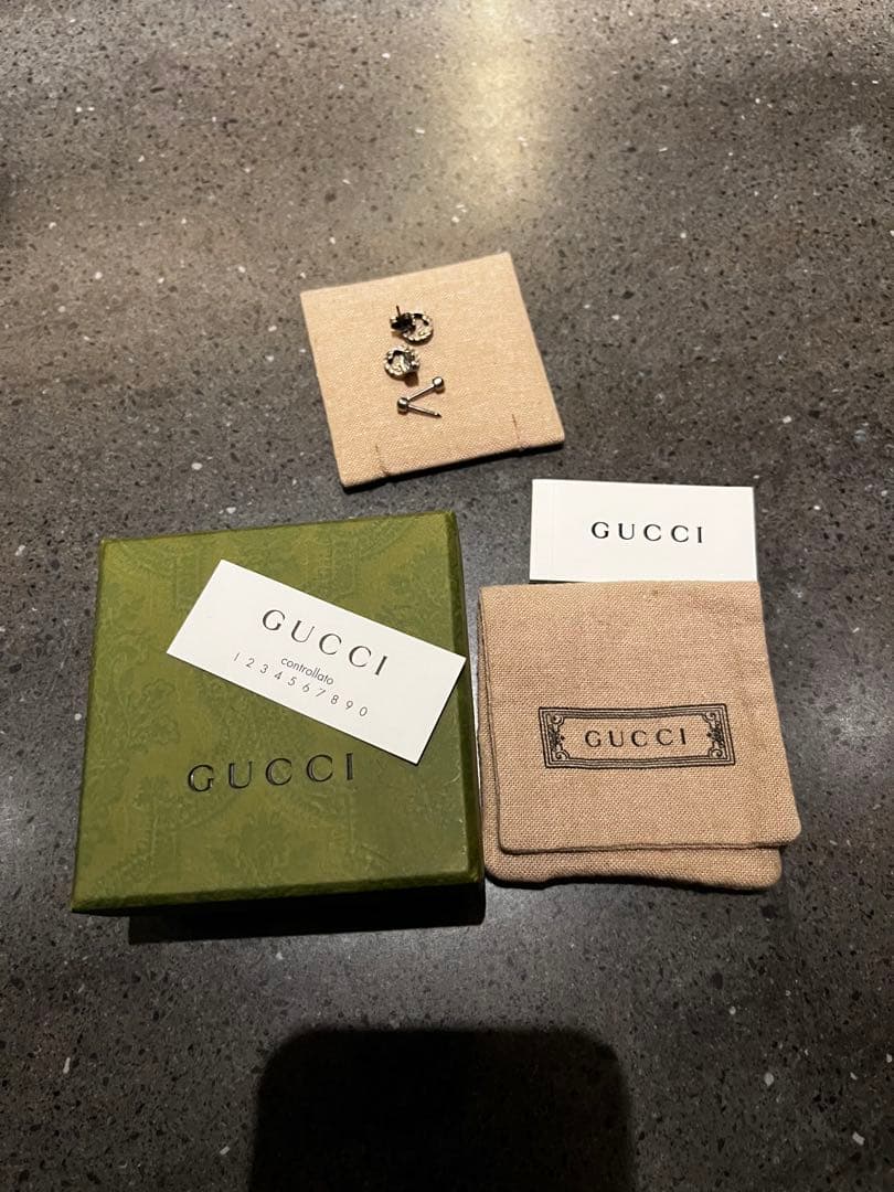 GUCCI ロゴデザイン スタッドピアス