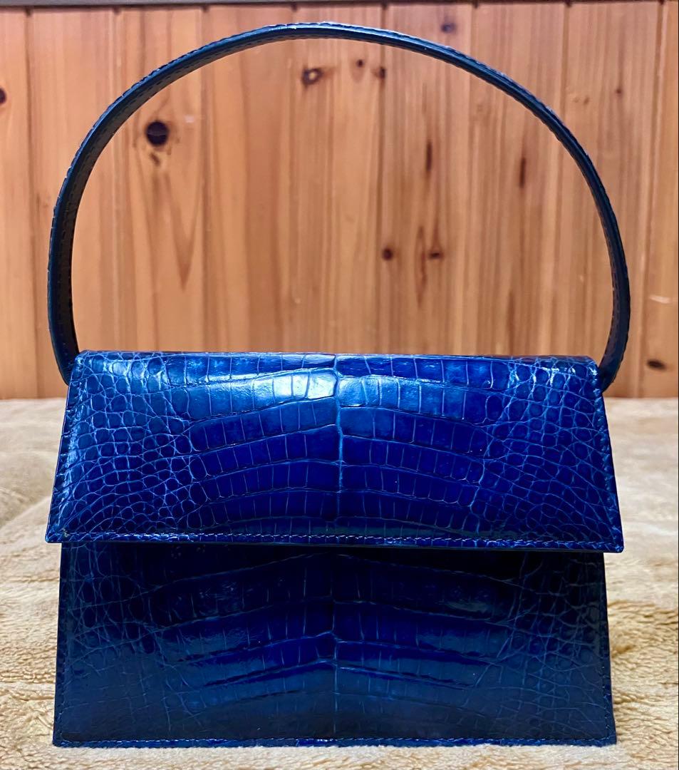 鮮やかな青色のワニ革のミニバッグ