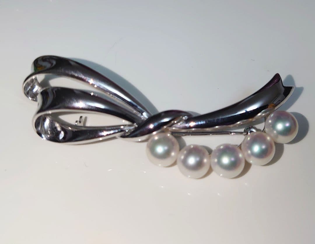 Tasaki アコヤ真珠　シルバーリボンデザインの　ブローチ