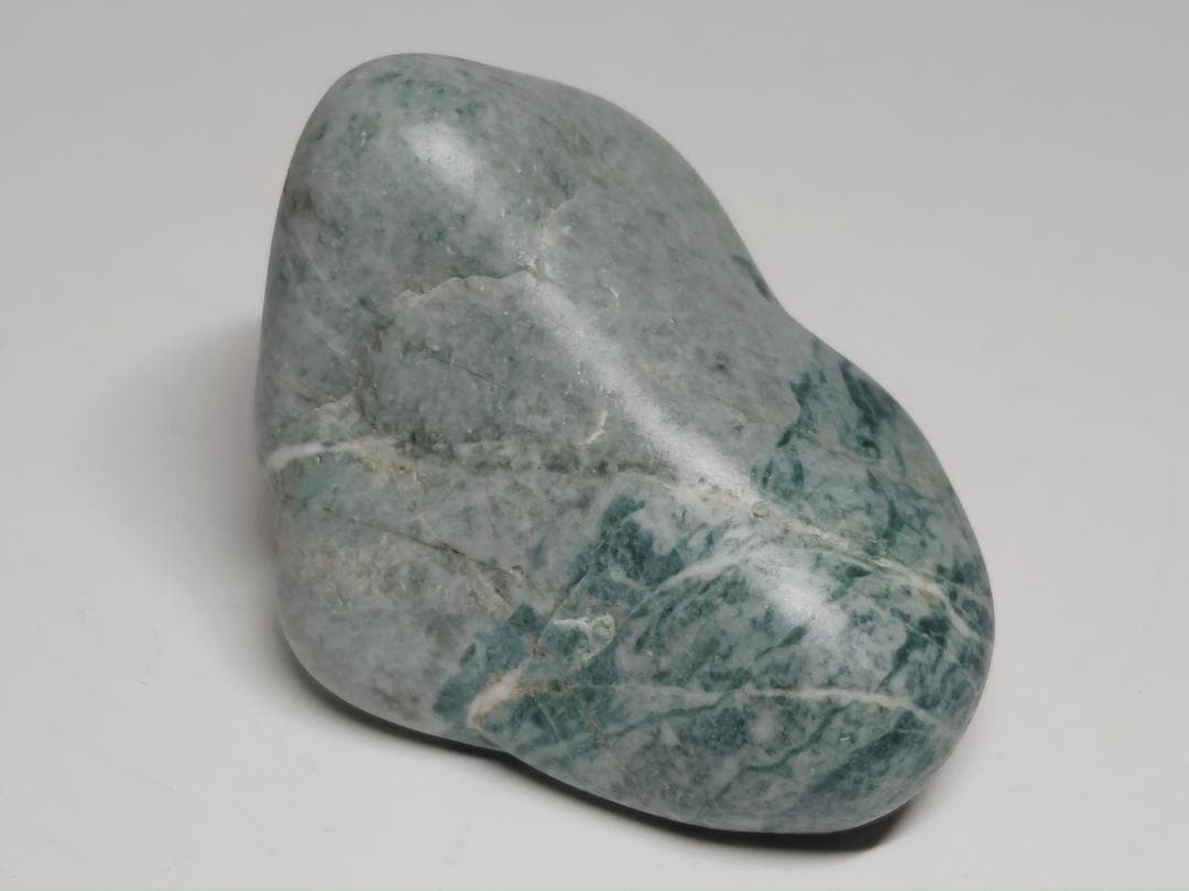 糸魚川① 翡翠 158g ヒスイ 原石 鑑賞石 自然石 誕生石 鉱物 鉱石 水石