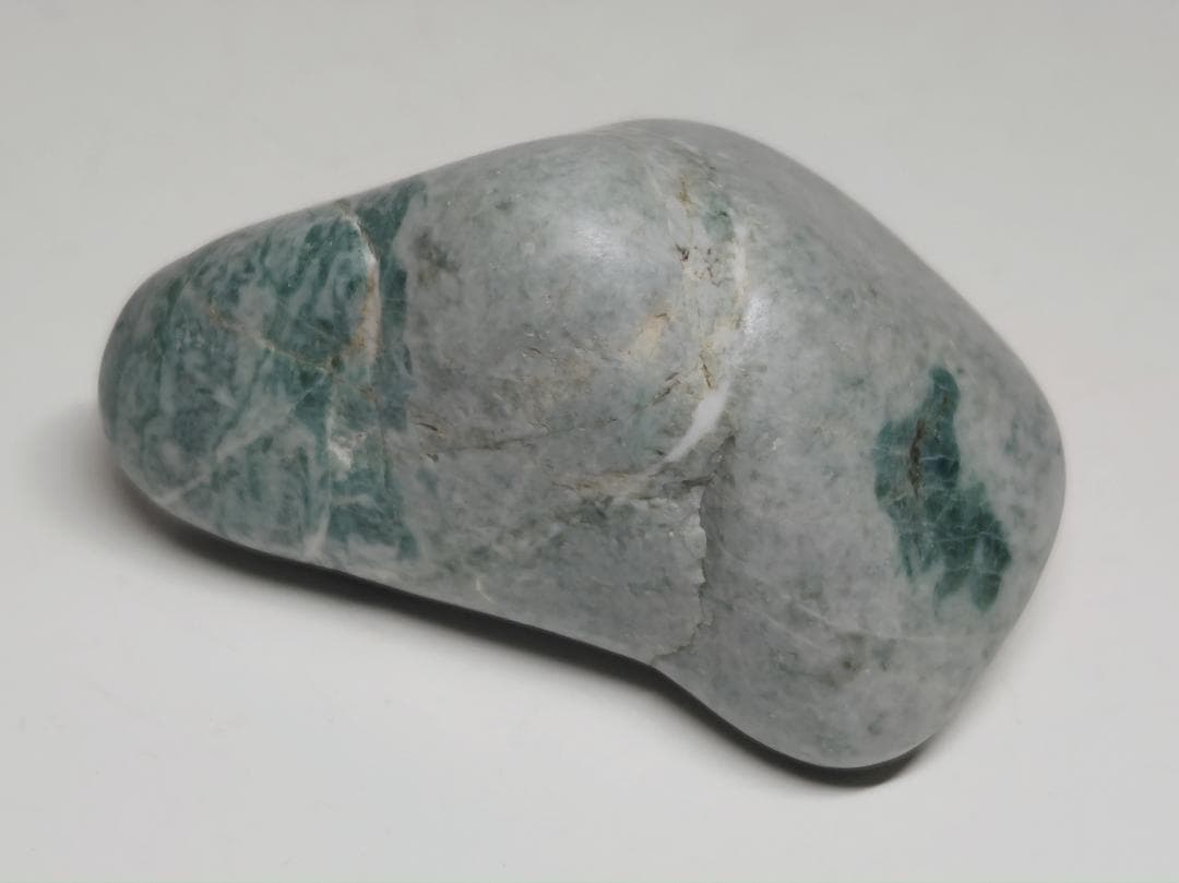 糸魚川① 翡翠 158g ヒスイ 原石 鑑賞石 自然石 誕生石 鉱物 鉱石 水石