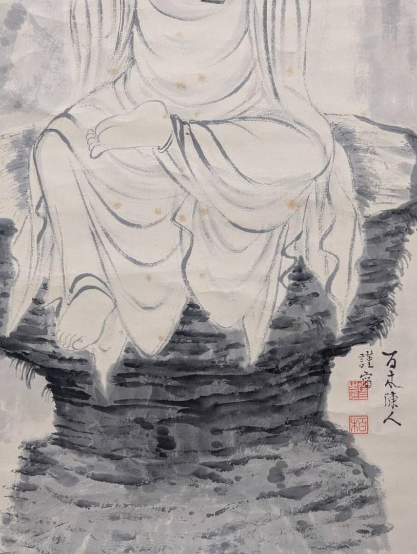 【真作】掛軸　観音菩薩図　慈悲の微笑　岩上の慈悲　静謐な祈り　共箱入　T167