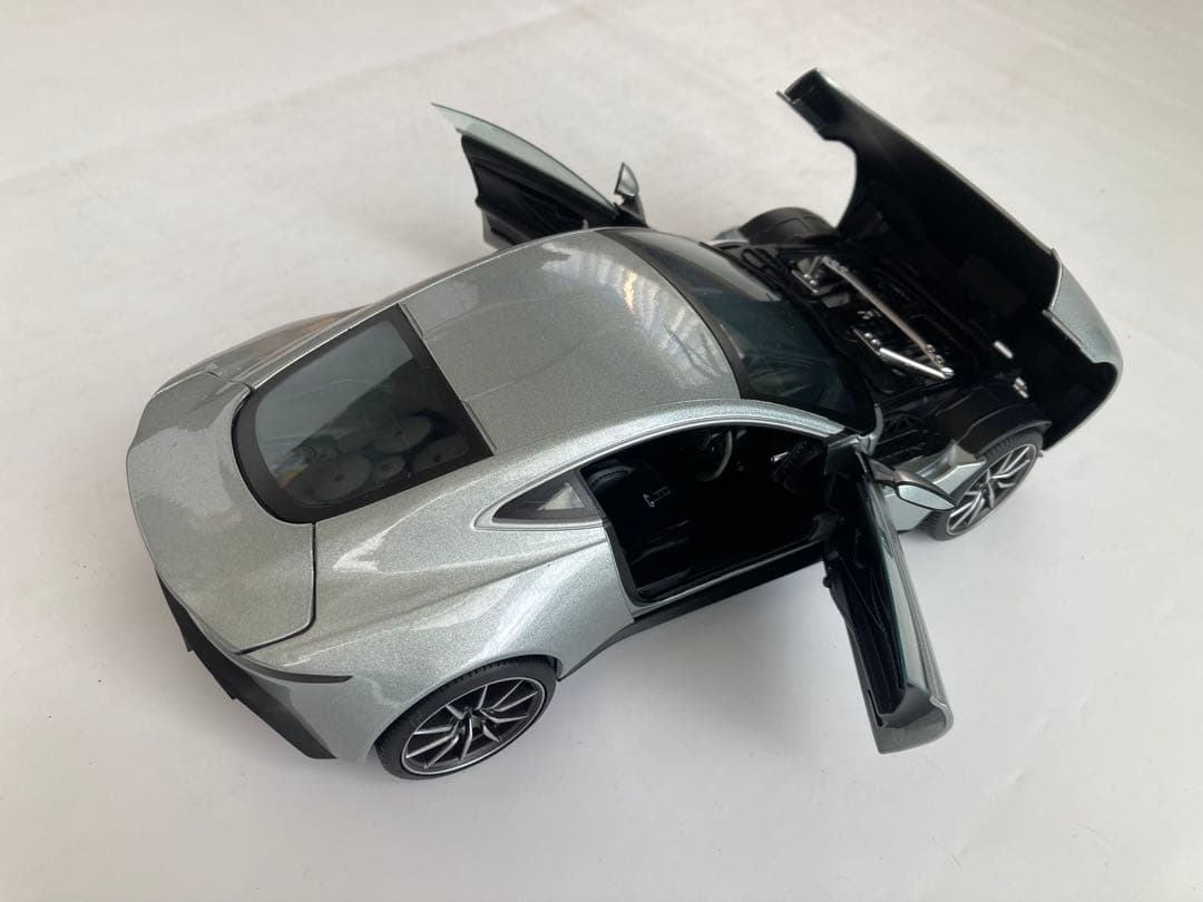 「りん」「007 スペクター」のボンドカー ホットウィール 1/18