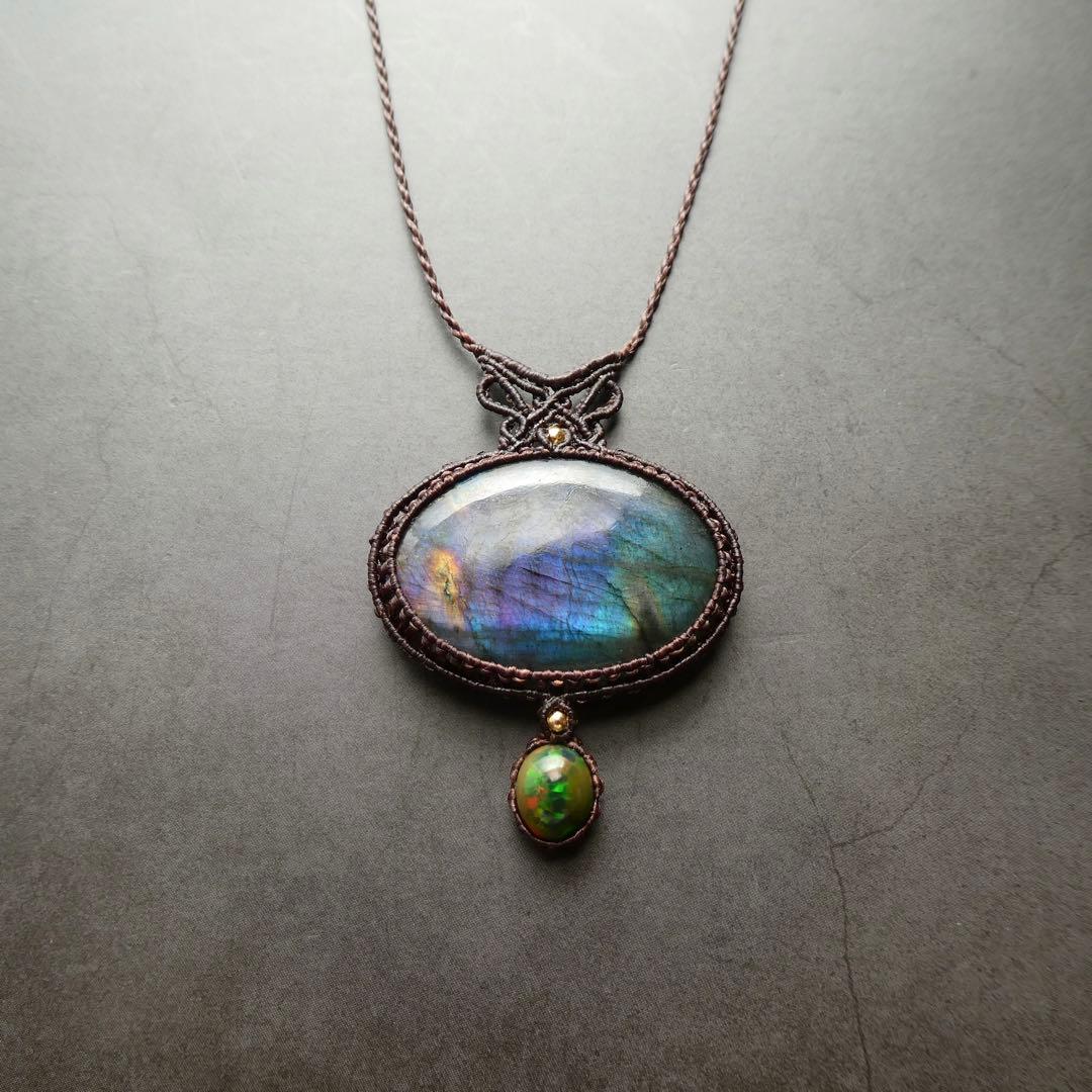 さい　レインボーラブラドライトとブラックオパールのマクラメネックレス