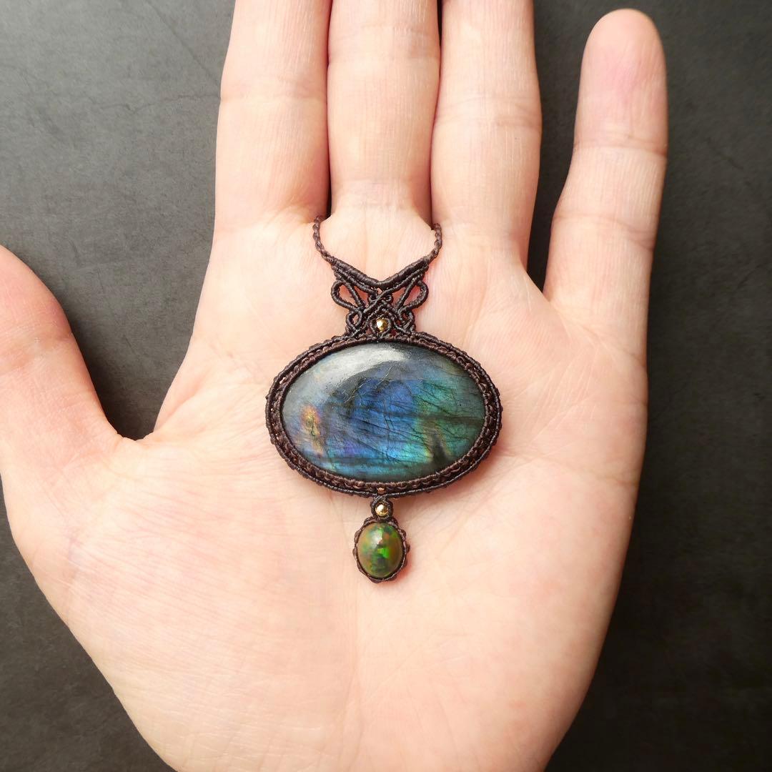 さい　レインボーラブラドライトとブラックオパールのマクラメネックレス