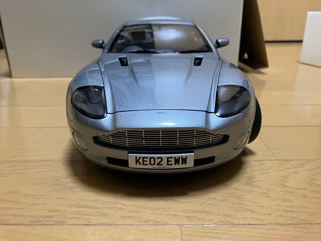 京商 Aston Martin V12 Vanquish 1/12