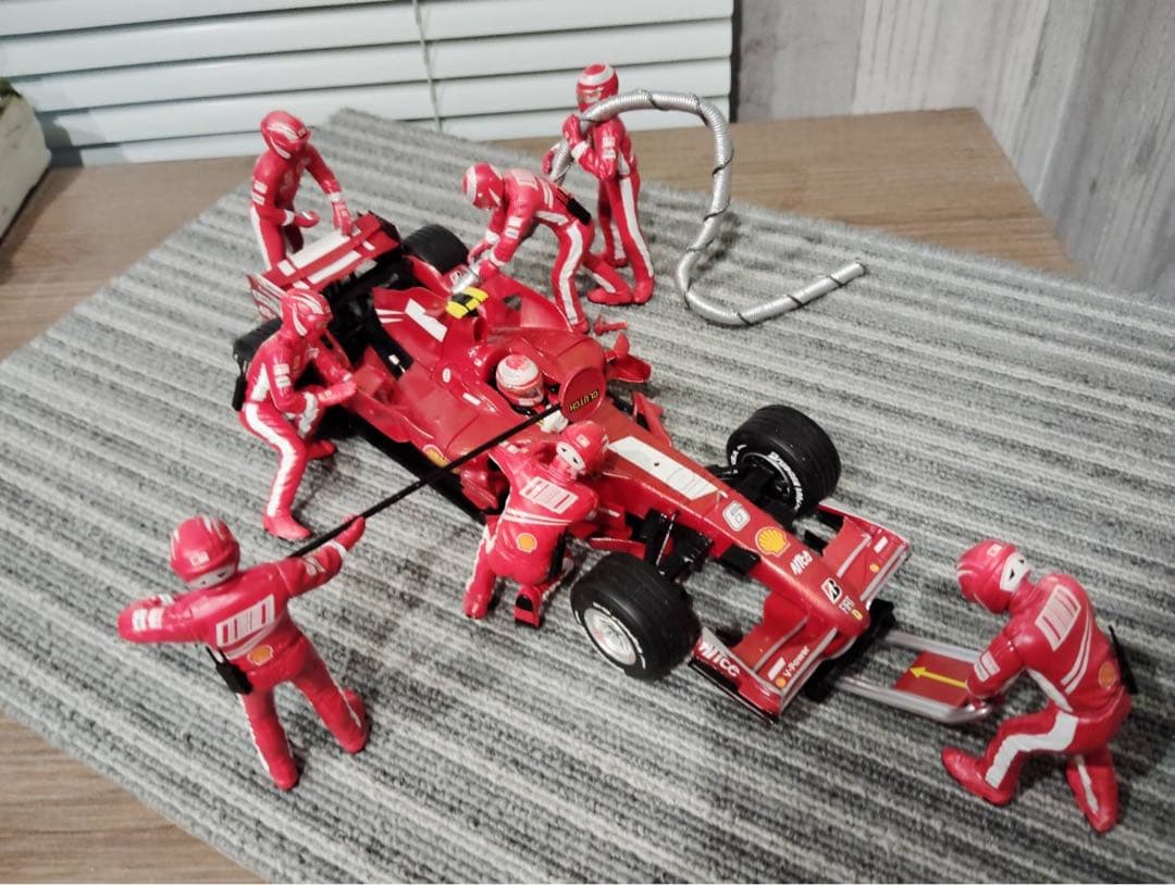 Ferrari F1 ピットクルーフィギュア ミニカーセット