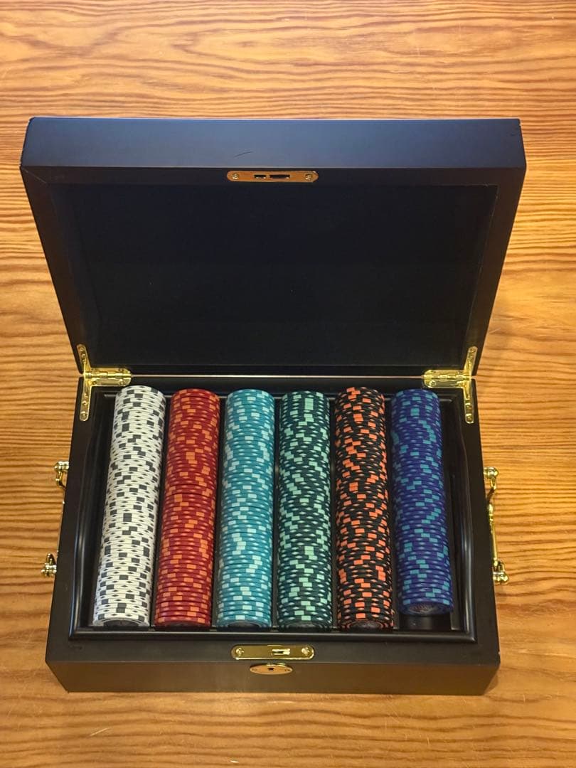 ポーカーチップセットとトランプ