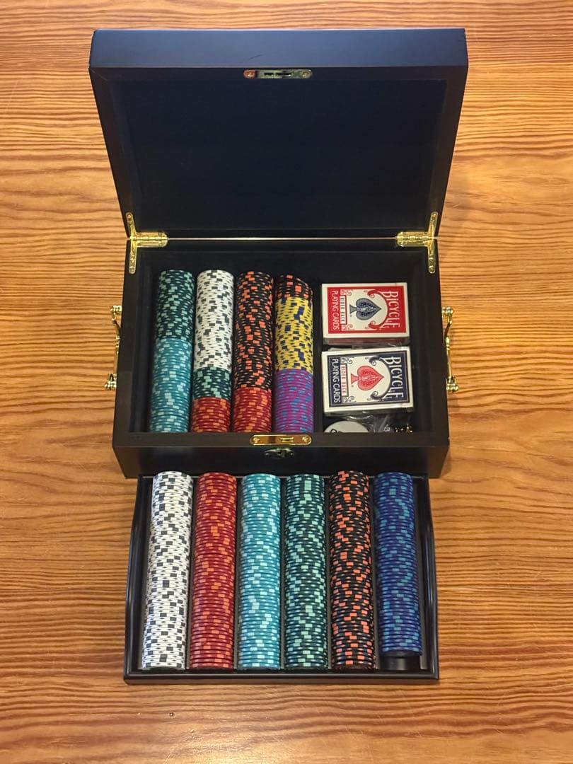 ポーカーチップセットとトランプ