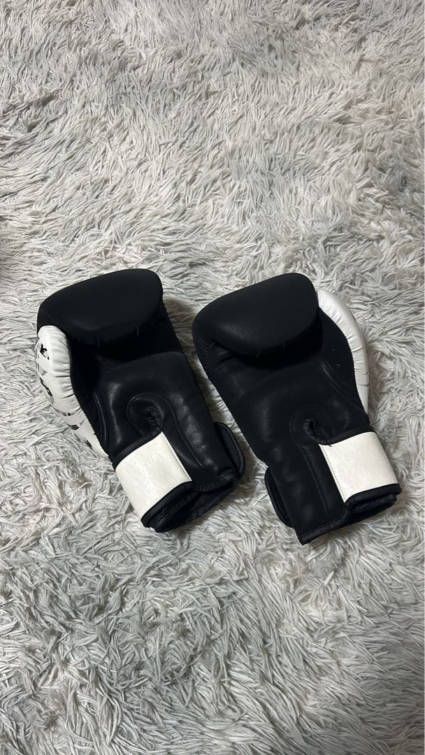 Venum ボクシンググローブ 黒/白　16oz