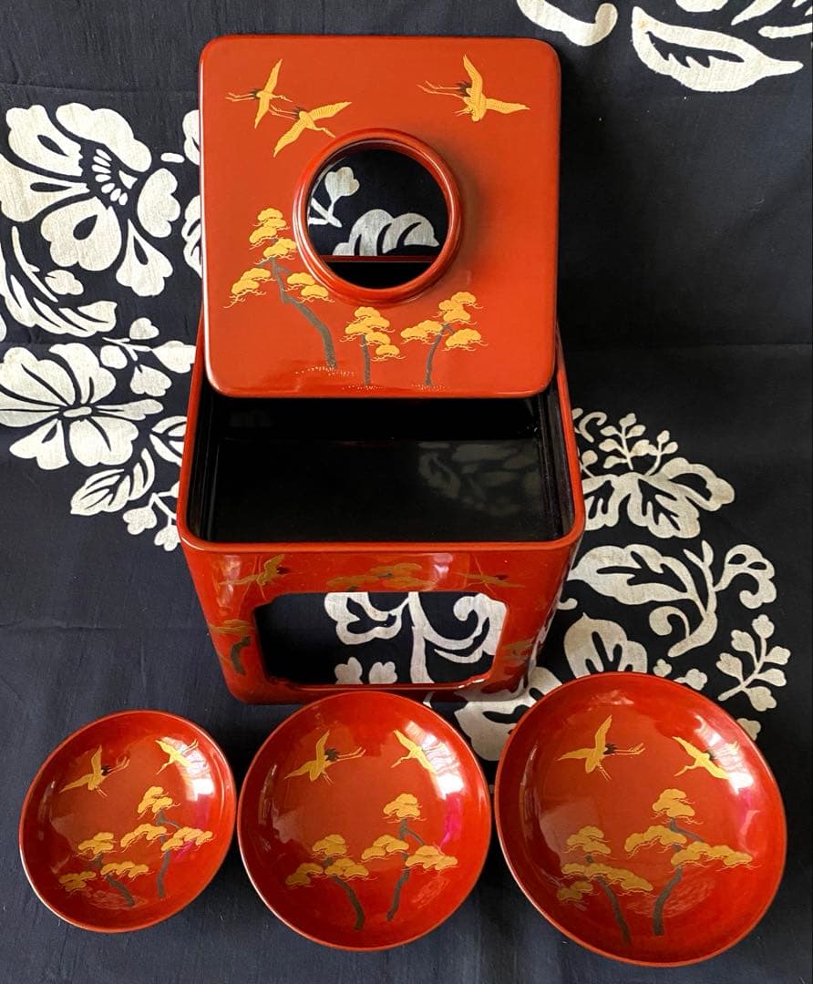 時代物　屠蘇器・重箱セット　木製漆器　朱塗り金蒔絵　鶴に松　縁起柄　長寿　木箱入