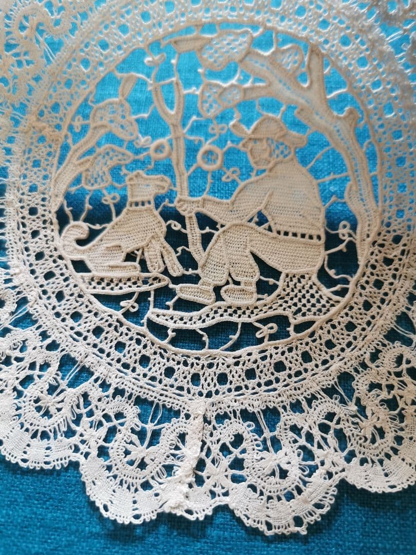 アンティーク ポワンドヴェニス 見つめ合う犬と人 美しいニードルレースドイリー