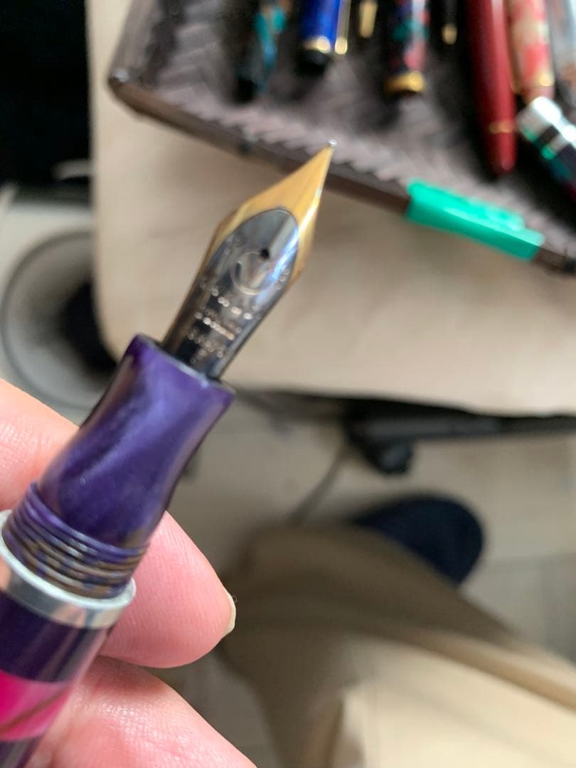 万年筆 紫とピンクのストライプデザイン