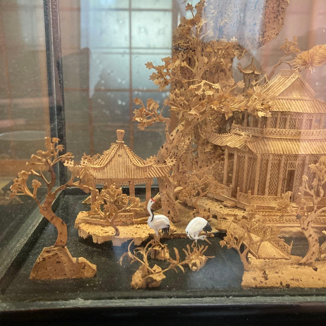 中国軟木画　コルク細工　工芸品　ガラスケース入り　置物　松　鶴　中国庭園