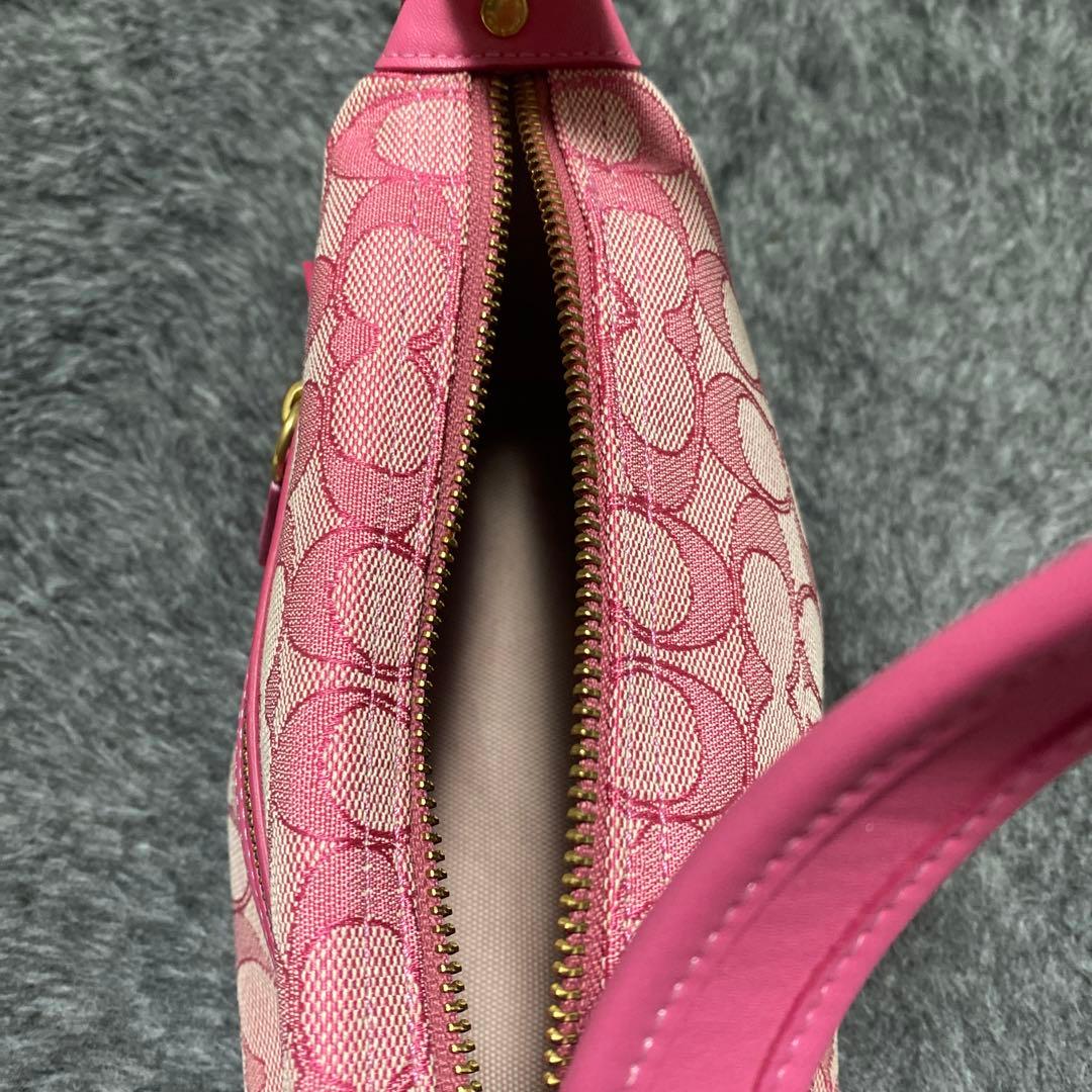 ピンク ロゴ入り ハンドバッグ